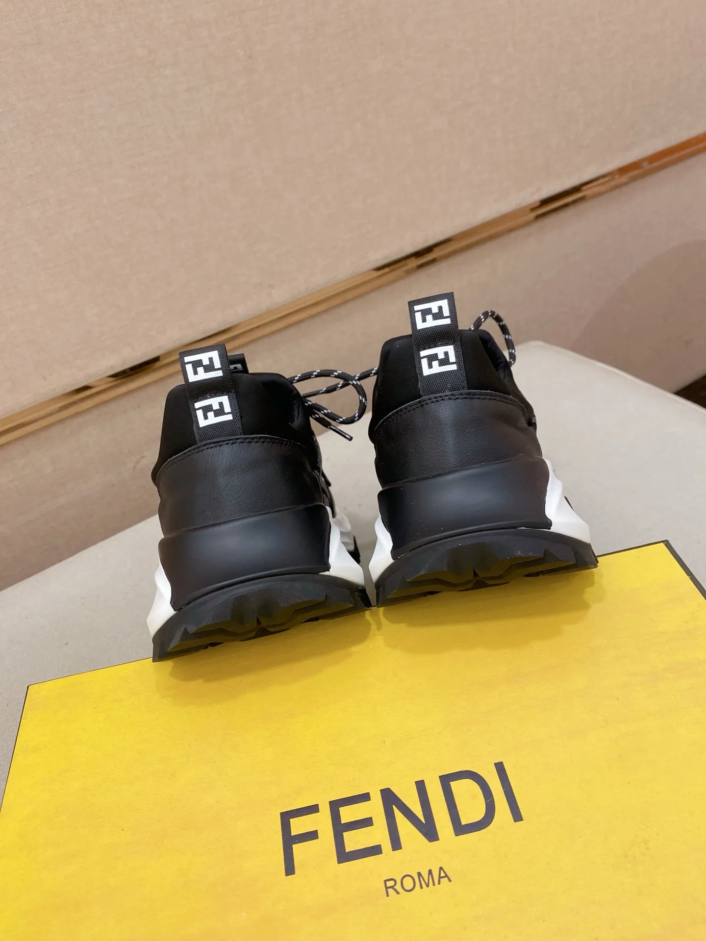 Men's shoes 💰 462💰 (fendi) New style 👊🏻 upper 🇮🇹 imported cowhide fabric 🇩🇪 lining imported sheepskin lining. The original outsole is molded to highlight the identity of every man, and the upper foot is elegant and stable🚶🏻🚶🏻The high-end custom counters reproduce the original version📯No matter the wind or rain, the shoe last remains unchanged and can withstand the verification of time🔍️,🔵 Size: 38-44
